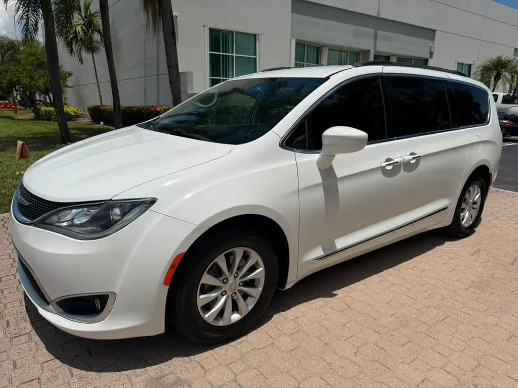 2017 Chrysler Pacifica — photo 1